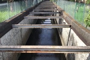 川は頭の上の高さにある