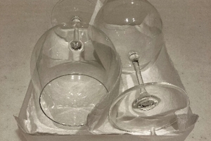 スペースを無駄にしないワイングラスの収納方法